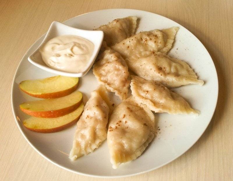 Вареники с творогом и яблоками