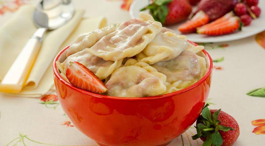 Вареники с творогом и клубникой